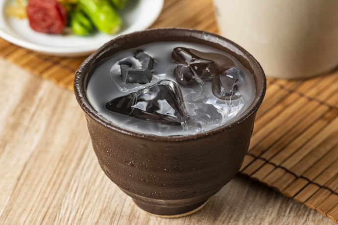 粕取り焼酎ってどんなお酒？原料や製造方法、味わいについて詳しく解説します！