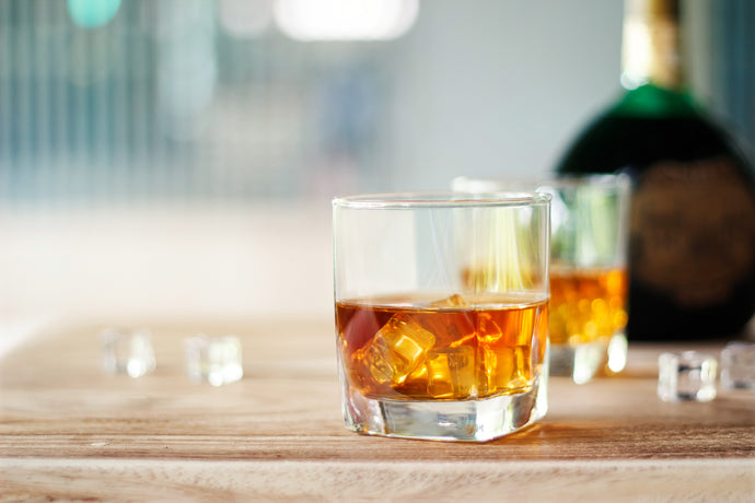 ウイスキーと焼酎の違いは？法律や原料・製造方法の観点から解説